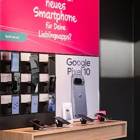 Google Pixel 10 Werbedisplay im Smartphone-Shop mit Handys und Zubehör