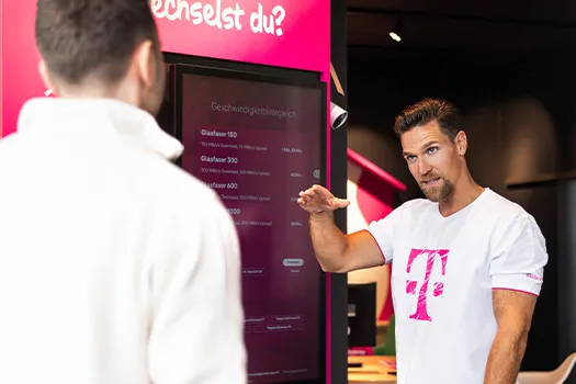 Telekom Mitarbeiter erklärt Tarifwechsel am Touchscreen im Shop Kundenberatung