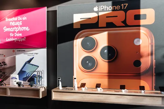iPhone 17 Pro Werbung im Shop, Smartphone-Display und Kamera-Modul groß